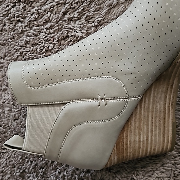 *NEW* DV by Dolce Vita Gerdy Wedge Bootie - Picture 12 of 13